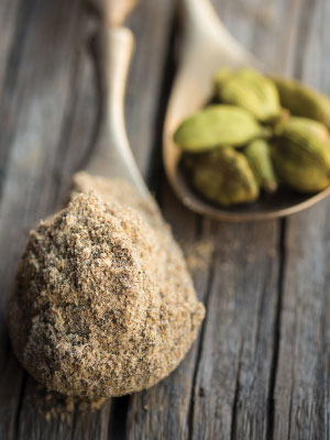 cardamon ground and pods