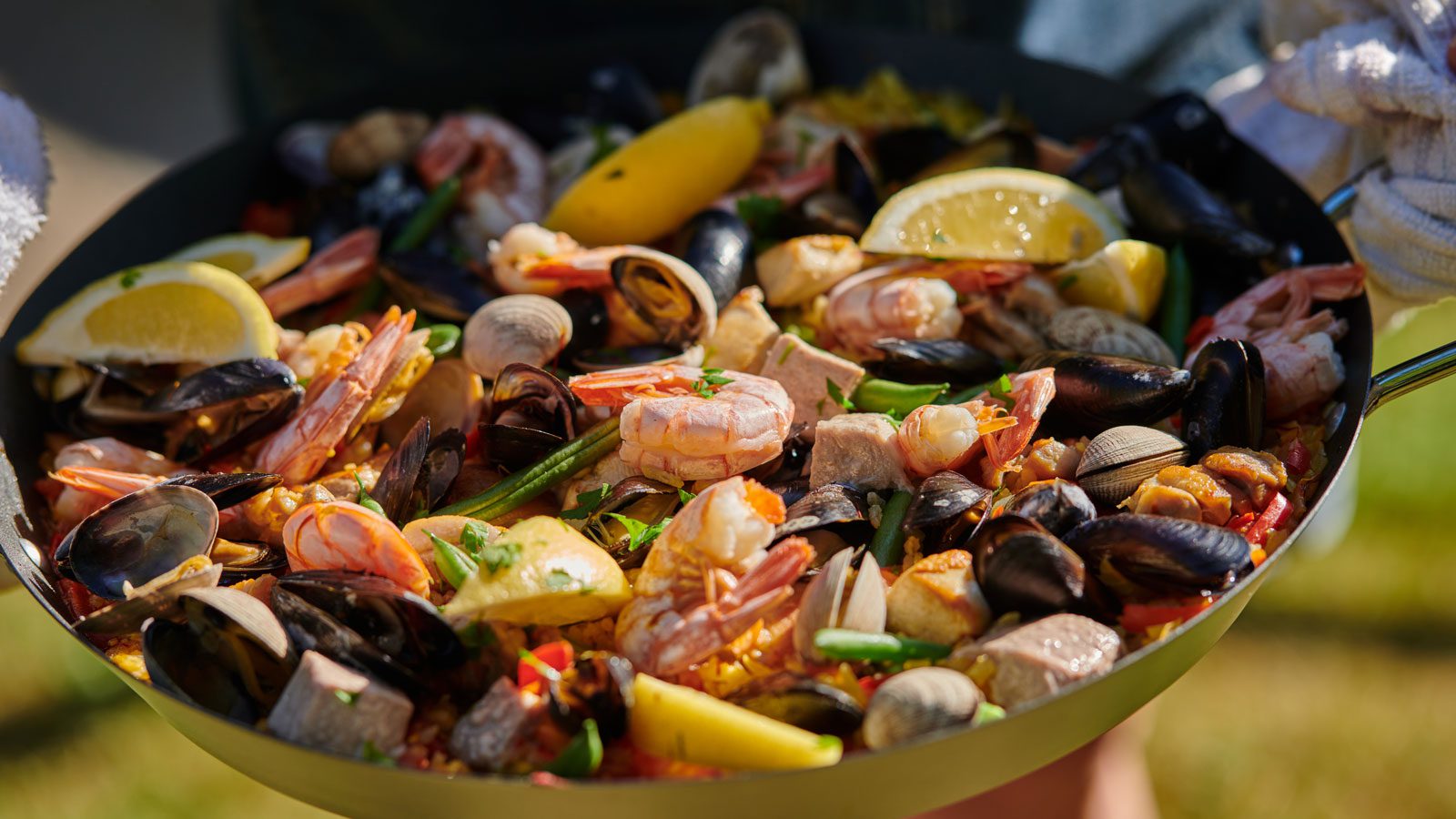 Paella Valenciana Mixta (Chicken and Seafood Paella)